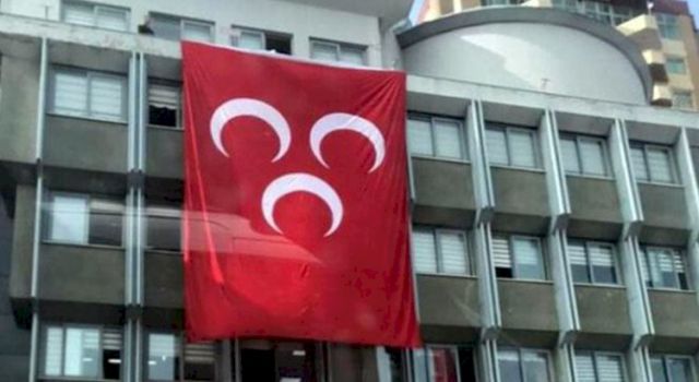 İYİ Parti Belediye binasına ,MHP bayrağı asıldı