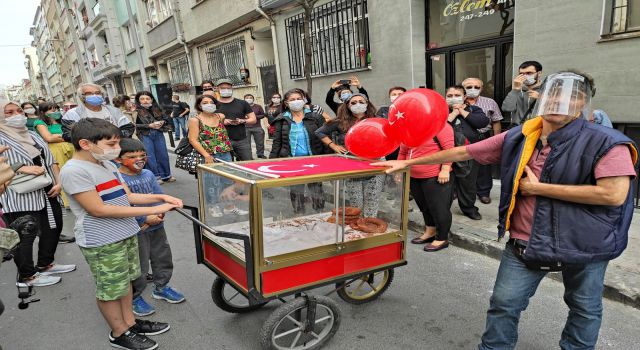 Kurtuluş'ta mahalleliden simitçisine destek dolu anlar