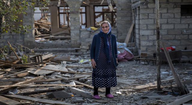 Gence'de halk herşeye rağmen yıkılan evlerini terk etmiyor