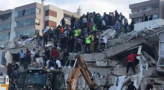 İzmir'de yıkılan binaların enkazları kaldırılıyor..Aramalar sona erdi!