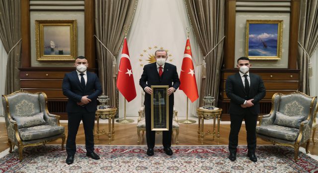 Cumhurbaşkanı Erdoğan, Avusturya’daki terör saldırısında büyük kahramanlık gösteren iki Türk’ü kabul etti!