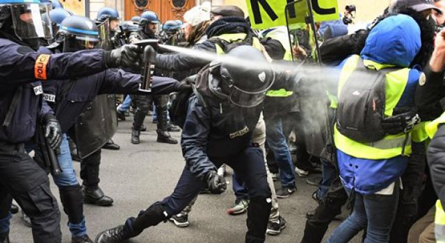 Uluslararası Gazeteciler Federasyonu:"Fransa'da polisin gazetecilere saldırıları skandal"