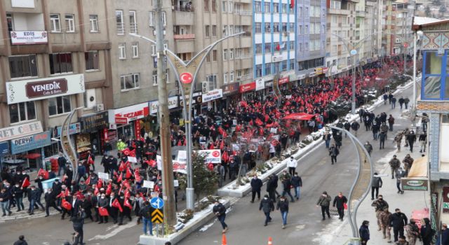 Hakkari'de Gara şehitlerine Türk bayraklı yürüyüş