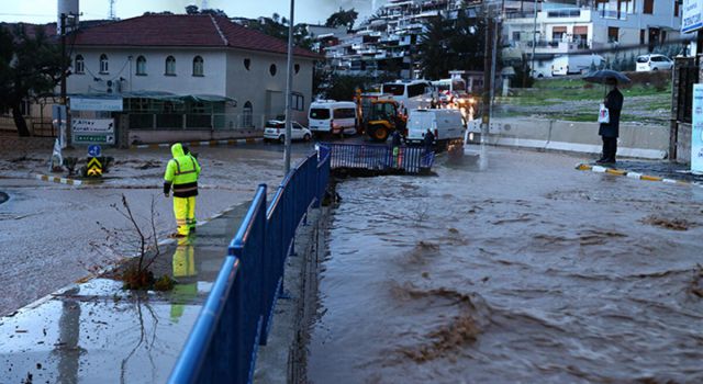 İzmir'de panikleten görüntü: Sakın evden çıkmayın!