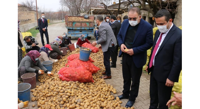 AK Parti'li Menekşe ve ekibinden, Ürgüp Başdere köyüne ziyaret