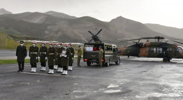 Pençe-Yıldırım Operasyonu'nda şehit olan asker için Hakkari'de tören düzenlendi