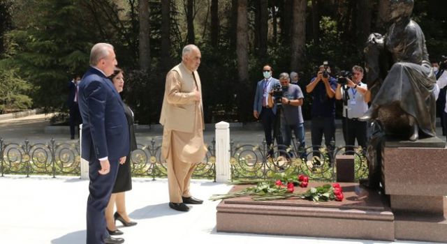 Başkan Şentop'tan Bakü'de anlamlı şehitliğe ziyaret