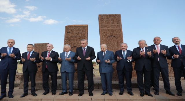 MHP Lideri Bahçeli ve Cumhurbaşkanı Erdoğan'dan Ahlat'taki Selçuklu Meydan Mezarlığı'na ziyaret