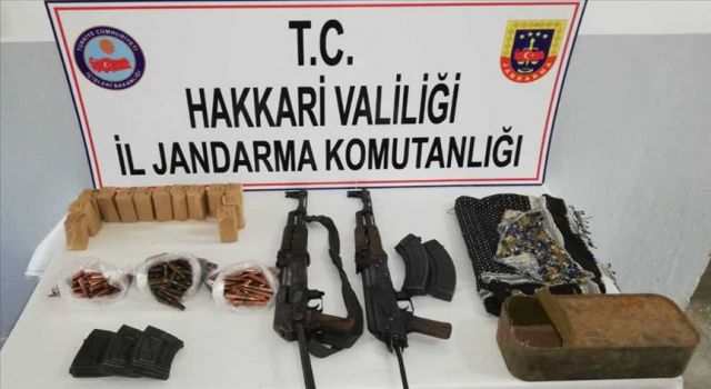 Hakkari'de terör örgütü PKK'nın inleri tespit edilerek yerle bir edildi