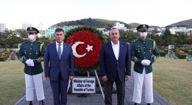 Çavuşoğlu, Güney Kore'de BM Anıt Mezarlığını ziyaret etti