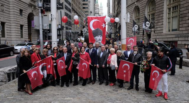 New York'ta Türk bayrağı göklerde