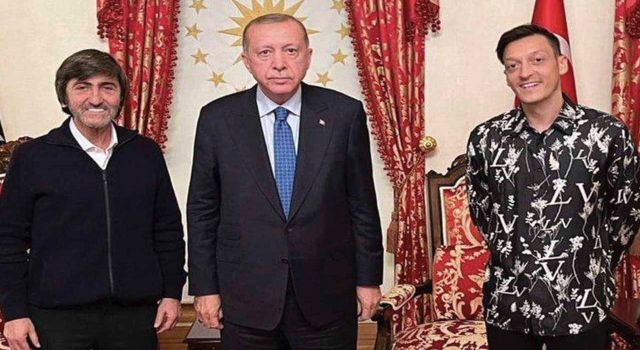 Cumhurbaşkanı Erdoğan, Mesut Özil ve Rıdvan Dilmen ile bir arada