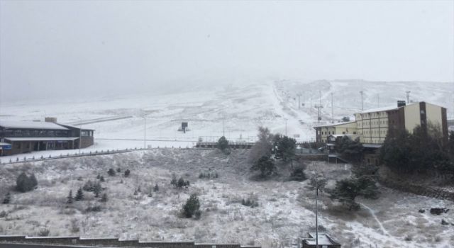 Erciyes Kayak Merkezi'ni beyazlar bürüdü