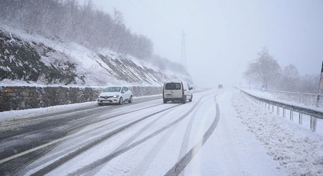 Balkanlar'dan gelen soğuk hava dalgasıyla kar yağışı Edirne'de başladı!