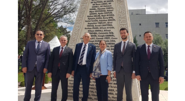 AK Parti'li Menekşe: "Ülkemizin birliği ve bütünlüğüne karşı gerçekleştirilen hain darbe girişimini bir kez daha lanetliyorum"