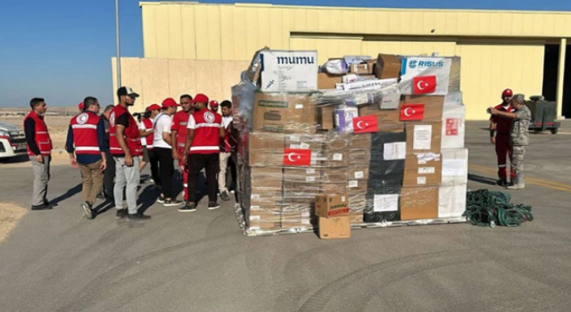 Gazzeli siviller için Türkiye'nin insani yardımlarını taşıyan üçüncü uçak Mısır'a indi