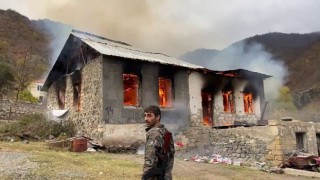 Yenilgiyi kabullenemeyen Ermeniler, gitmeden önce Dağlık Karabağdaki evlerini ateşe verdi! İşte o görüntüler..