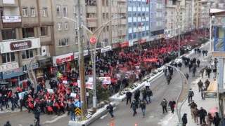 Hakkari'de Gara şehitlerine Türk bayraklı yürüyüş