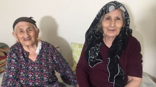 105 yaşındaki Münevver Nine ve 71 yaşındaki kızı koronavirüs aşısı oldu