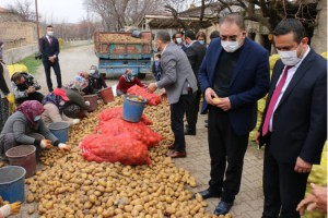 AK Parti'li Menekşe ve ekibinden, Ürgüp Başdere köyüne ziyaret