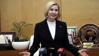 Gagavuzya Cumhurbaşkanı Irina Vlah bozkurt küpesi ile dikkat çekti