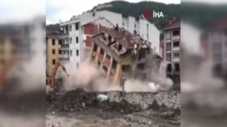 Kastamonu'da sel bölgesinde hasarlı bina çöktü! Ortaya korku dolu anlar çıktı..