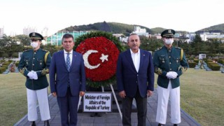 Çavuşoğlu, Güney Kore'de BM Anıt Mezarlığını ziyaret etti