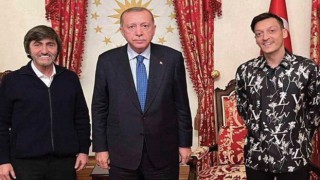 Cumhurbaşkanı Erdoğan, Mesut Özil ve Rıdvan Dilmen ile bir arada