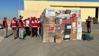 Gazzeli siviller için Türkiye'nin insani yardımlarını taşıyan üçüncü uçak Mısır'a indi